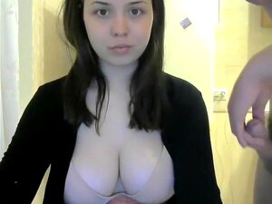 Sexy schat stuitert grote tieten op webcam,
