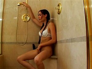 Tauchen Sie ein in die sinnliche Verlockung von Sasha Grey. Lassen Sie