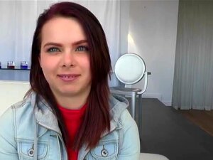 Jennifer wordt geneukt door een enorme lul en krijgt een enorme lading