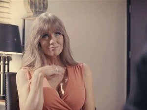 Darla nimmt Seths Schwanz in den Mund neben ihrer Muschi. Darla ist