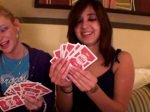 Zwei heiße Mädels beim Strip-Poker verlieren. Zwei heiße Mädels