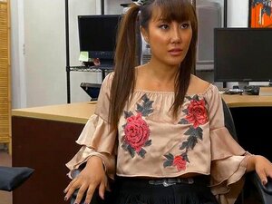 Asiatica con le trecce vende il suo samurai e viene scopata da un
