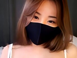 Amateur-Süße strippt und masturbiert für ein Webcam-Video