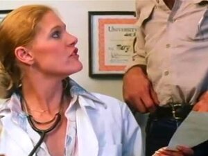 Blonde Milf wird auf der Couch gefickt - Dreamland Video. Blonde Milf