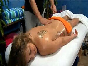 Mädchen bekommt ihre nasse Spalte gangbangt