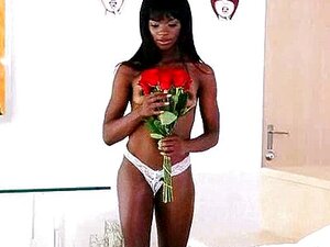 Afro schwarze, dünne Schlampe in sexy weißer Unterwäsche