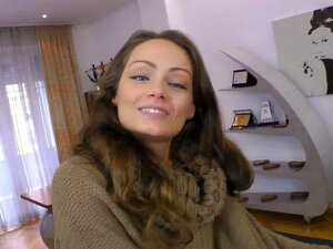 Ungarische Babe Sophie verwöhnt den riesigen Schwanz ihres älteren