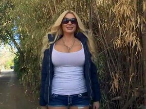 Kurvige Schlampe reitet auf einem harten Schwanz, harter Schwanz