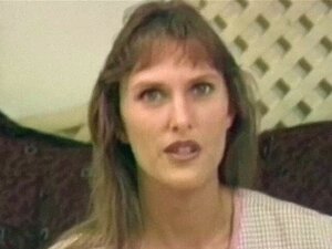 Süße brünette Erstsemesterin wird von Ed Powers gefickt. Süße