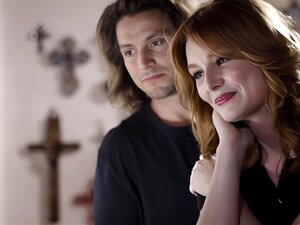 Trauernder Kerl leckt und fickt rothaarige Frau mit kleinen Titten,