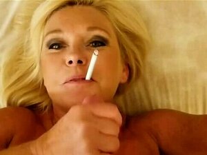 Ze houdt ervan om te roken terwijl ze neukt