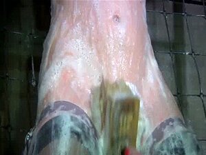 Legata sottomessa in calze, gioco d'acqua