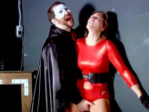 Sexy Superhelden-Redgirl besiegt und gefickt. Sexy Superhelden -