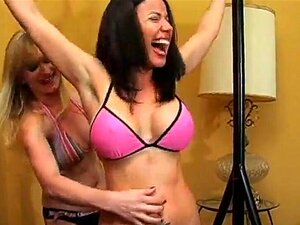 Schau dir Vivianas TicklingVideoVault an - Bikini Babes ~ Chloe