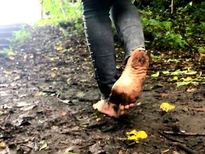 Wilder Fußfetischist genießt es, barfuß im Schlamm zu laufen
