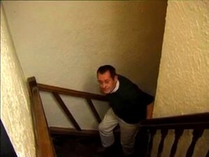Alter Voyeur folgt der schlampigen Babe auf die Toilette. Alte Voyeure