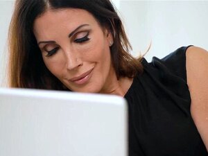 Milf Shay Sights bekommt die Erlaubnis ihres Mannes, ihren Arsch von