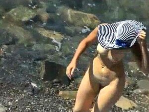 Voyeur filmt nackte Süße in der Strandkabine