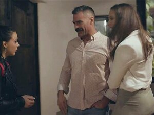 Charles Deras Welt steht Kopf, als seine süße Freundin auftaucht.