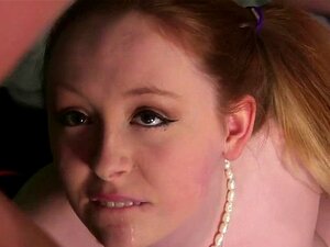 Foxy-Sex-Kätzchen bekommt eine Ladung Sperma ins Gesicht und schluckt