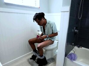 Creampie für meine Stiefmutter im Badezimmer, während der Stiefvater