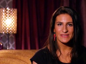 Swinger-Paare spielten mit Wasserpistolen. Gruppe frecher