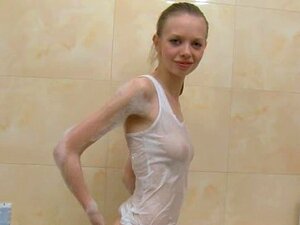 Russisches Super-Bony-Mädchen unter der Dusche
