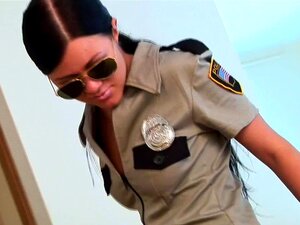 WANKZ- Superhet polisbitch onanerar, WANKZ- Milana är en polisbitch