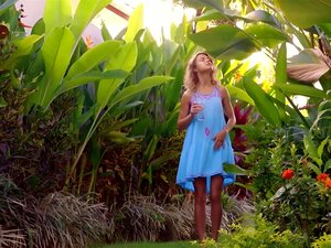 Zierliche blonde ukrainische Schönheit Clarice Elvira mit winzigen