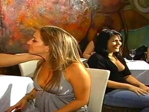Schmutzige Striptease-Party. Geile Schatze haben Spaß daran, Stripper