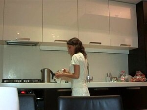 Kolla in dessa videor där den söta brunetten rider dig