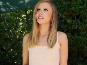 Schatje krijgt een creampie buiten, Blonde schatje zuigt lul voordat