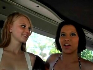 Bruna che mangia figa bionda sul sedile posteriore durante lo stunt.