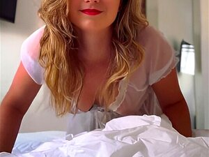 Nuttiges Hausmädchen macht das Bett und spreizt die Beine
