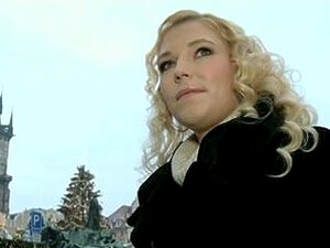 Busige blonde Bimbo wird gefickt und vollgespritzt. Sehr hübsche