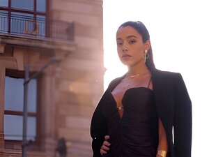 Atemberaubendes Dessous-Model trägt kurzes schwarzes Kleid beim