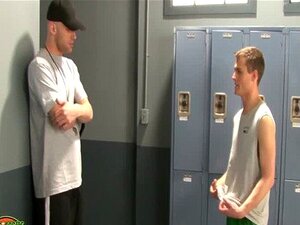 Freche Jungs ficken in der Umkleidekabine