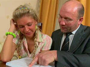 Babe njuter av en mogen lärare med sin kyska fitta