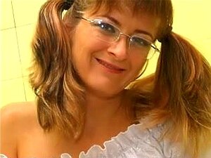 Großvater leckt frische behaarte Muschi,