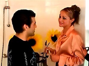 Immergiti nel massimo del piacere con due splendide bellezze in bluse