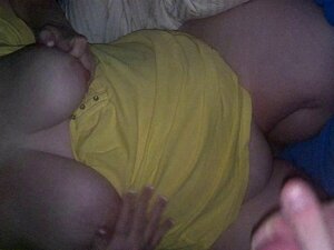 Alte MILF beginnt damit, Eier zu lecken, Stieftochter ist in einem