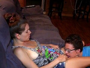 Er leckt meine Muschi und fickt mich, während sein Mitbewohner