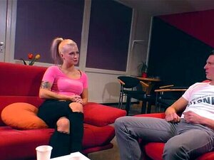 Dünne deutsche blonde Tattoo-Schlampe mit kleinen Titten wird gefickt