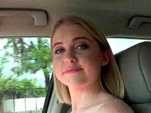 Süße Blondine zeigt ihre kleinen Titten für eine kostenlose Fahrt.