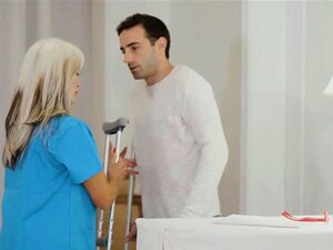 Jakes Schwanz wird hart von Sallys zärtlicher Berührung