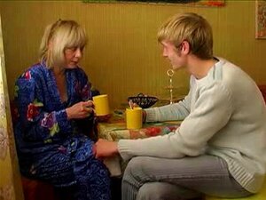 Stieftante und der Kumpel des Stiefneffen haben Kaffeepause in der