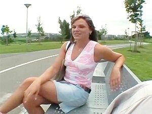 Schlampige Tussi im Park wird gefickt und ihr Sperma von ihrem frisch