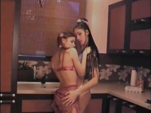 Ammira con desiderio le cattive compagne di classe, Oksana e Olya.