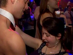 Väldigt het gruppsex på klubben. Massor av gruppsex på dansgolvet