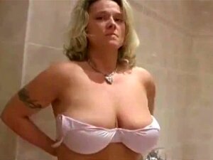 Blonde reife Frau unter der Dusche. Blonde reife Dame unter der Dusche